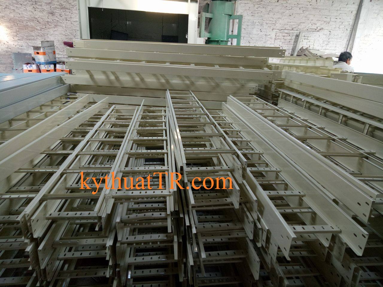 Thang cáp sơn tĩnh điện 300x100