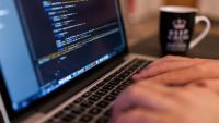 Nên thiết kế website bằng code tay hay mã nguồn mở