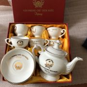 Ấm chén Phú quý in logo vàng kim