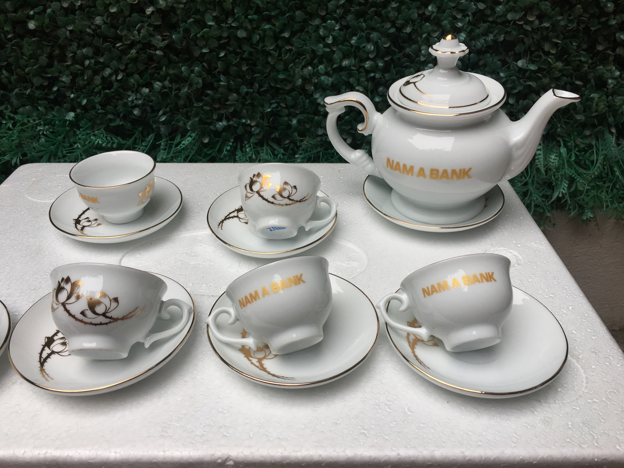 Ấm chén phú quý vẽ sen và kẻ chỉ vàng kim