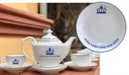 Ấm chén dáng đèn thần chỉ xanh in logo