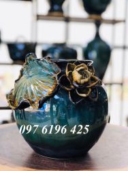 Lọ hoa dáng vò tròn đắp hoa sen nổi cao 23cm