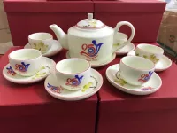 Bộ ấm chén vai vuông cao men kem vẽ hoa sen xanh in logo