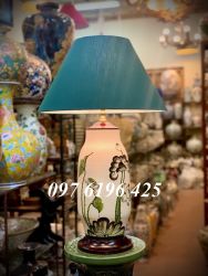 Đèn ngủ gốm để bàn dáng trụ vát vẽ hoa sen
