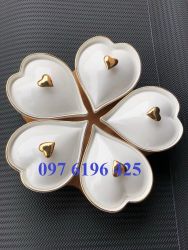 Khay mứt sứ 5 ngăn hình tim, viền vàng , đế gỗ