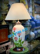 Đèn ngủ để bàn bằng gốm dáng bầu vẽ hoa hồng
