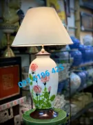 Đèn ngủ để bàn bằng gốm dáng bầu vẽ hoa hồng