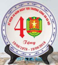 Đĩa sứ in logo kỷ niệm của ngành công an