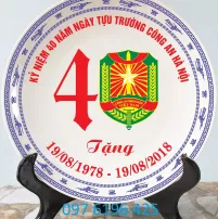 Đĩa sứ in logo kỷ niệm của ngành công an