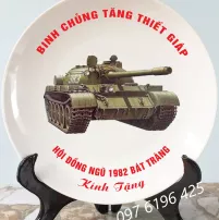 Đĩa sứ in ảnh lưu niệm của binh chủng tăng thiết giáp