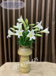 Lọ hoa trang trí bằng chất liệu gốm mộc dáng ly có tai miệng khum