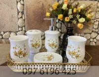 Bộ phụ kiện nhà tắm bằng sứ họa tiết hoa mai vàng