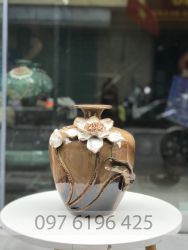 Lọ hoa Bát Tràng đắp hoa sen nổi men nâu