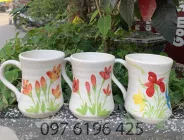 Cốc sứ Bát Tràng dáng eo men mát vẽ hoa