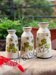 Bộ 3 lọ hoa sứ trắng dáng ly thắt vẽ cỏ 4 lá