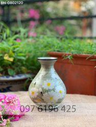 Lọ hoa bằng sứ dáng củ tỏi nền xanh hoa cúc trắng