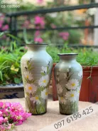 Lọ hoa gốm sứ dáng đùi dế nền màu xanh vẽ hoa cúc