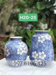 Lọ hoa để bàn bằng gốm sứ nền xanh hoa trắng gốm sứ Bát Tràng