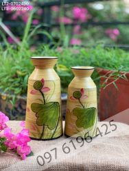 Lọ hoa dáng trụ miệng loe nền vàng vẽ hoa sen