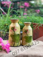 Lọ hoa dáng trụ miệng loe nền vàng vẽ hoa sen