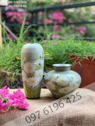 Lọ hoa để bàn nền xanh hoa cúc họa mi trắng