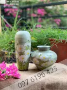 Lọ hoa để bàn nền xanh hoa cúc họa mi trắng