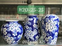 Lọ hoa Bát Tràng băng nền màu xanh hoa trắng