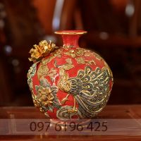 Bình hút tài lộc màu đỏ đắp công đào vẽ vàng kim