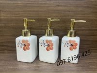 Bình xịt sứ Bát Tràng đựng dầu gội, sữa tắm hình vuông men cát vẽ hoa