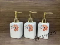 Bình xịt sứ Bát Tràng đựng dầu gội, sữa tắm hình vuông men cát vẽ hoa