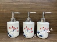 Bình xịt bằng sứ dáng tròn vẽ hoa sen gốm sứ Bát Tràng