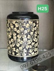 Lọ hoa khắc tay dáng đèn lồng màu đen họa tiết hoa cúc