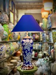 Đèn ngủ để bàn đẹp gốm sứ Bát Tràng dáng trụ nền xanh hoa trắng