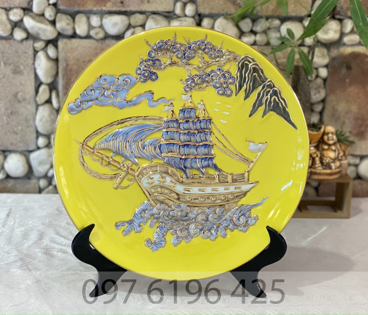 Đĩa trưng bày màu vàng hoàng yến thuận buồm xuôi gió vẽ vàng