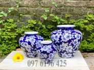 Lọ hoa Bát Tràng dáng vò băng nền xanh vẽ hoa