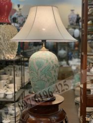 Đèn ngủ gốm men rạn bọc đồng vẽ hoa xanh