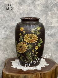 Bình gốm mộc dáng chum hoa cúc vàng