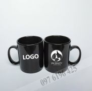 Cốc sứ, ly sứ màu đen quai C in logo