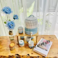 Bình đựng nước bằng sứ có vòi kẻ xanh