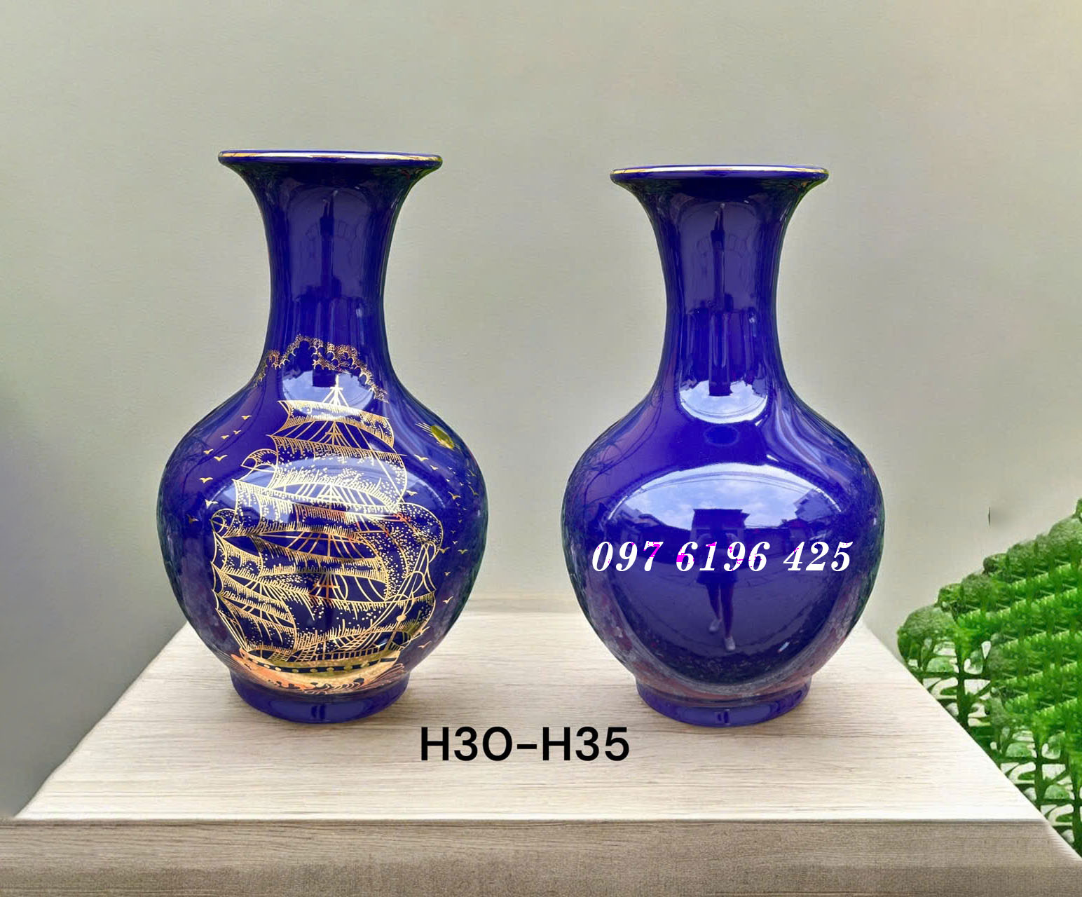 Lọ hoa quà tặng dáng củ tỏi vẽ vàng