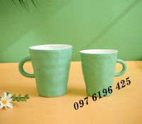 Ly sứ men màu thân lõm quai tròn