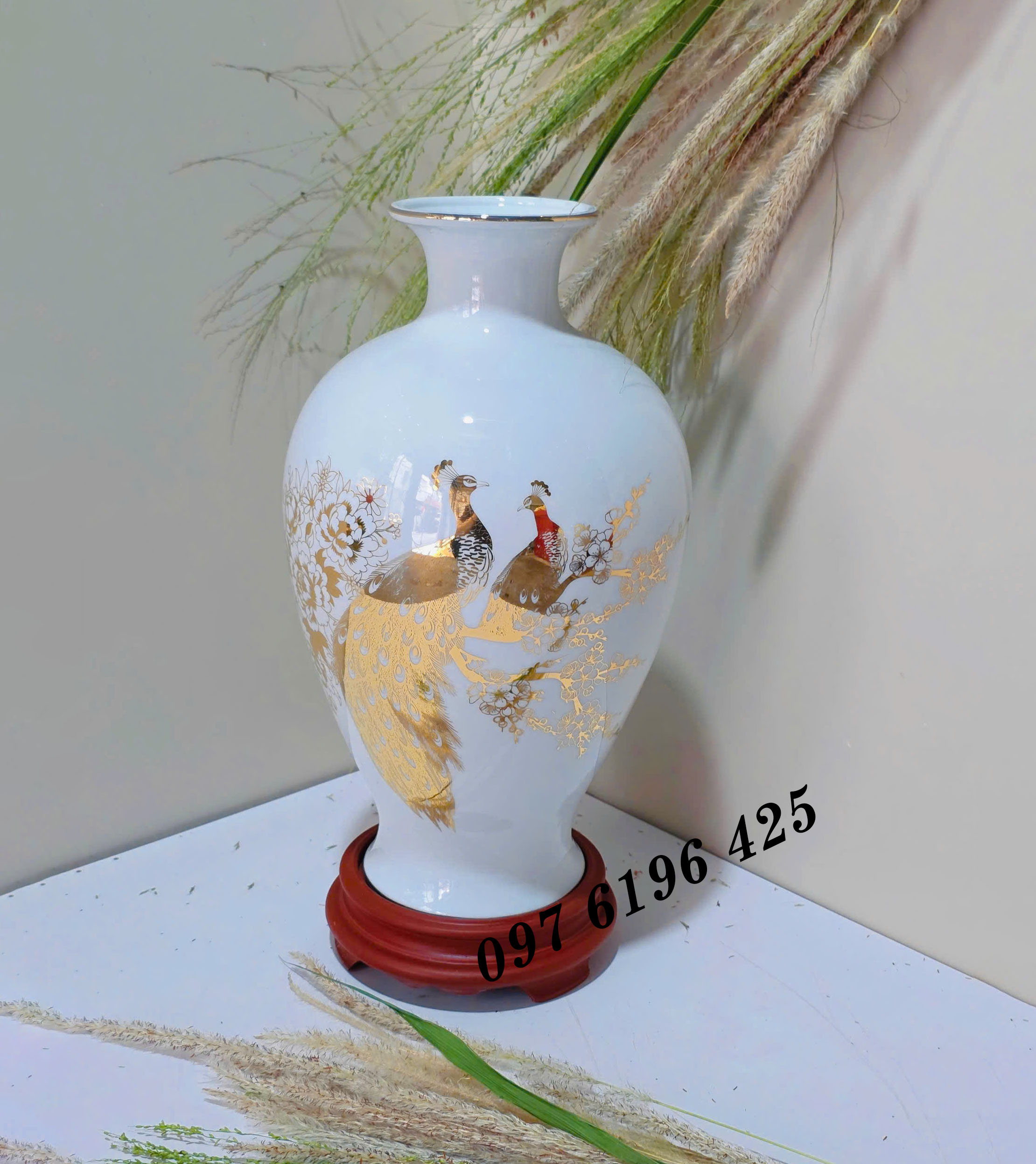 Lọ hoa quà tặng dáng đùi dế vẽ công đào vàng kim,3