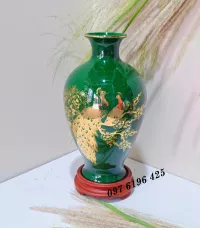 Lọ hoa quà tặng dáng đùi dế vẽ vàng họa tiết công đào