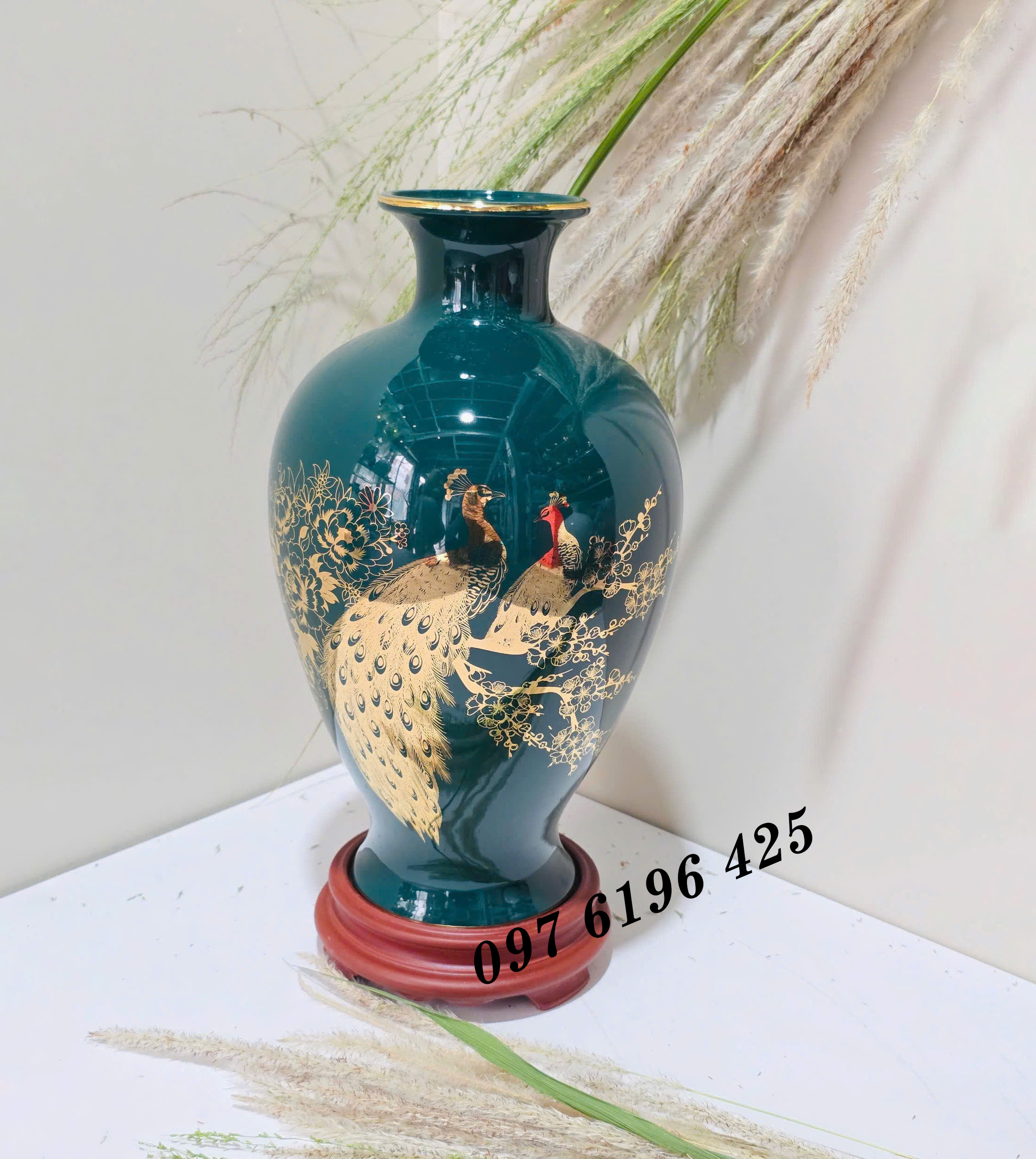 Lọ hoa quà tặng dáng đùi dế vẽ công đào vàng kim