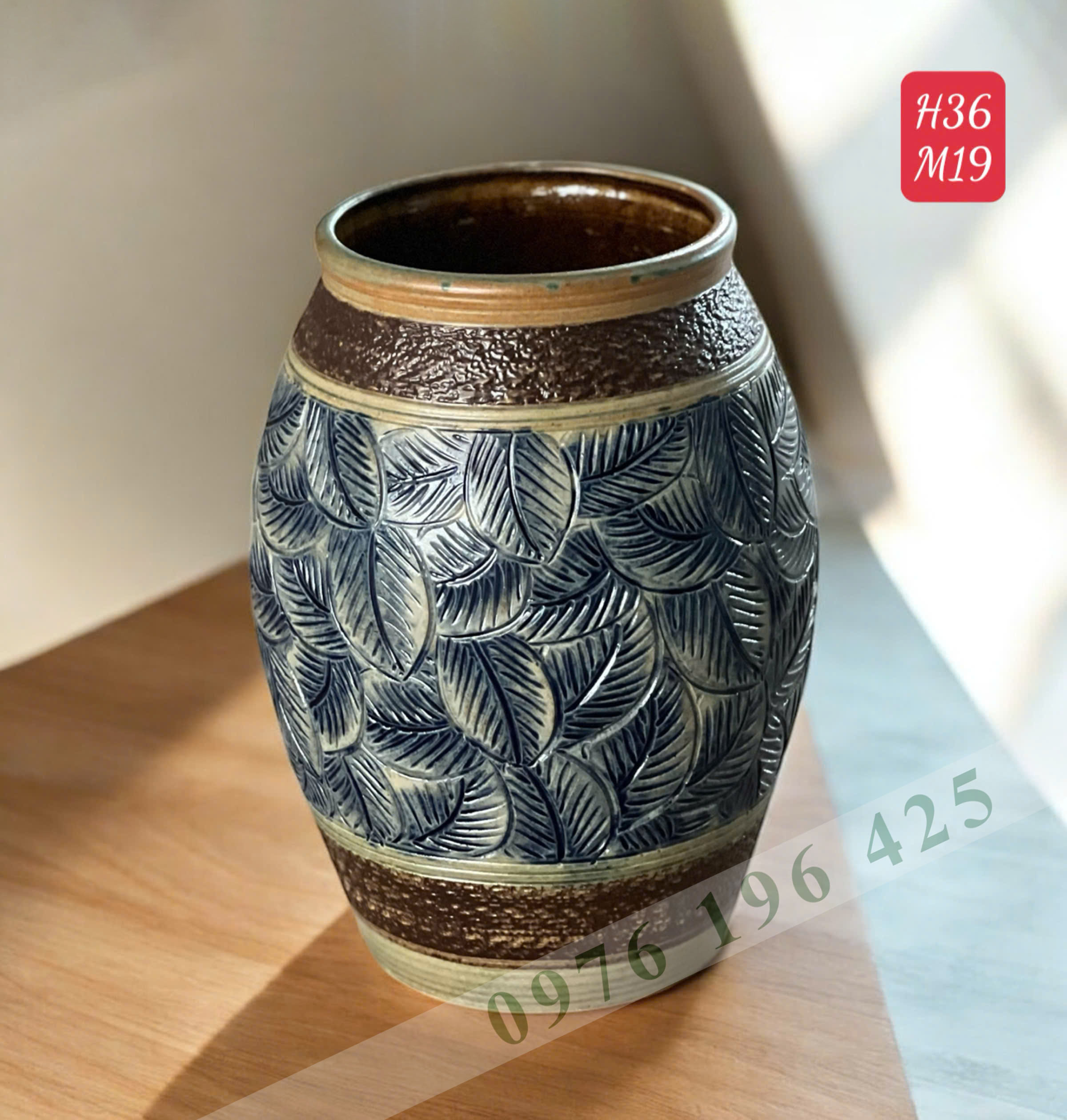 Lọ gốm khắc lá