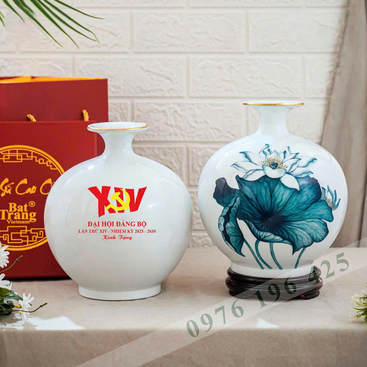 Bình hút tài lộc quà tặng sứ trắng vẽ hoa sen