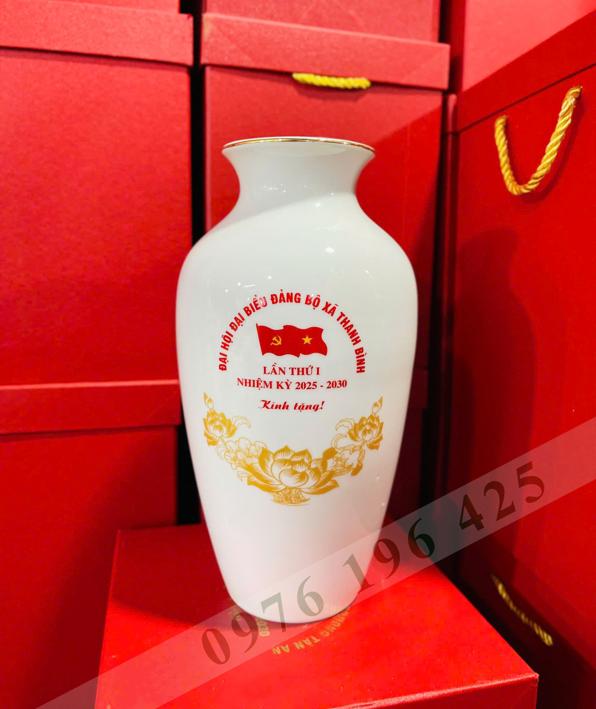 Lọ hoa quà tặng Bát Tràng hoa sen logo đại hội đảng