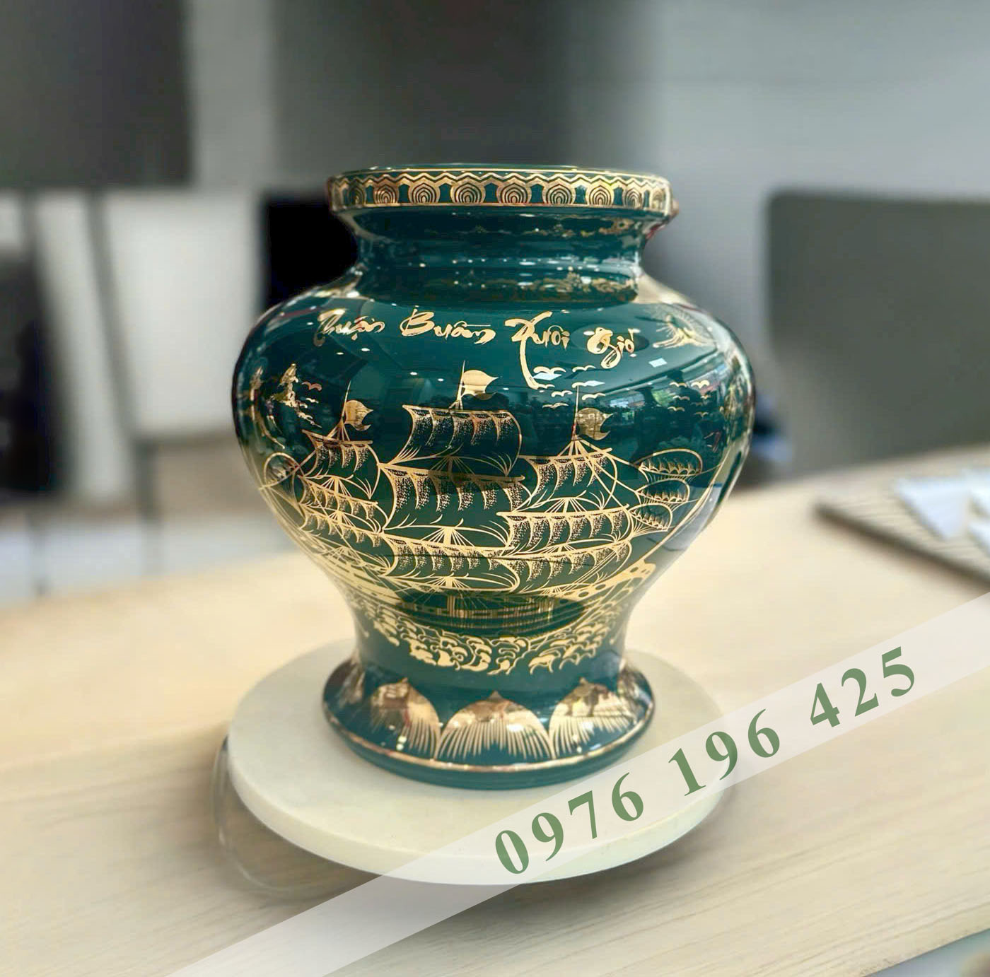 Lọ hoa quà tặng vuốt tay thuận buồm xuôi gió vẽ vàng