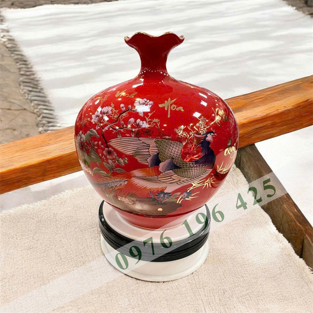 Bình hút tài lộc vẽ vàng miệng lượn vinh hoa phú quý , màu đỏ