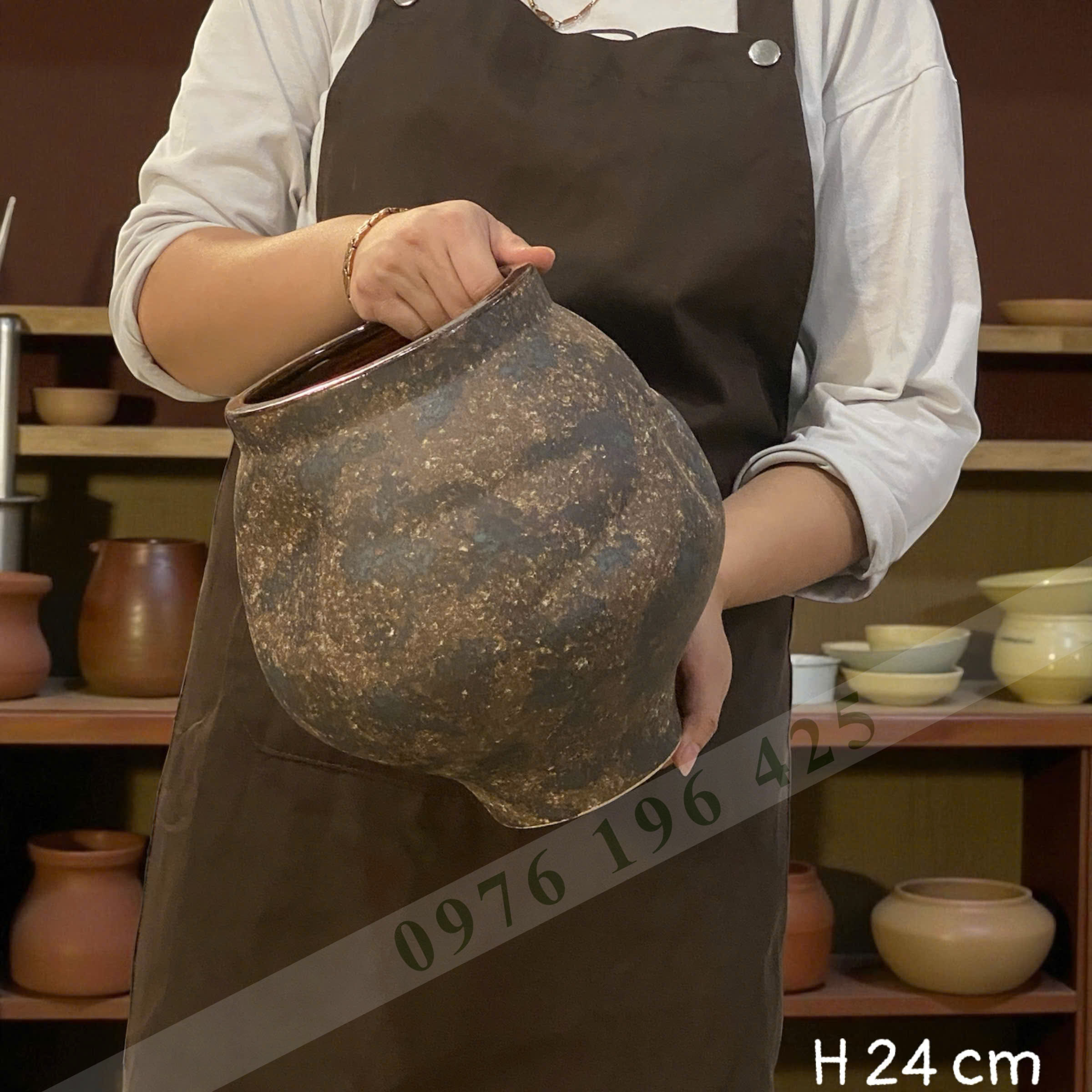 Bình gốm Bát Tràng dáng chum méo chân thóp